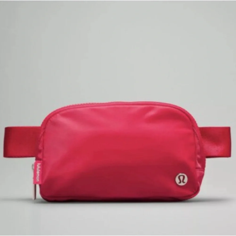 NWT lululemon Everywhere Belt Bag 1L Cherry Mist - Picture 3 of 3